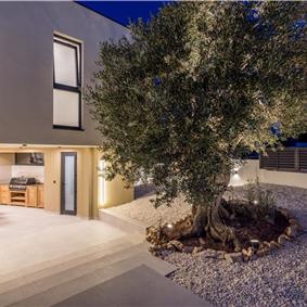 4 bedroom villa with heated pool and sea view in Vinišće, sleeps 8